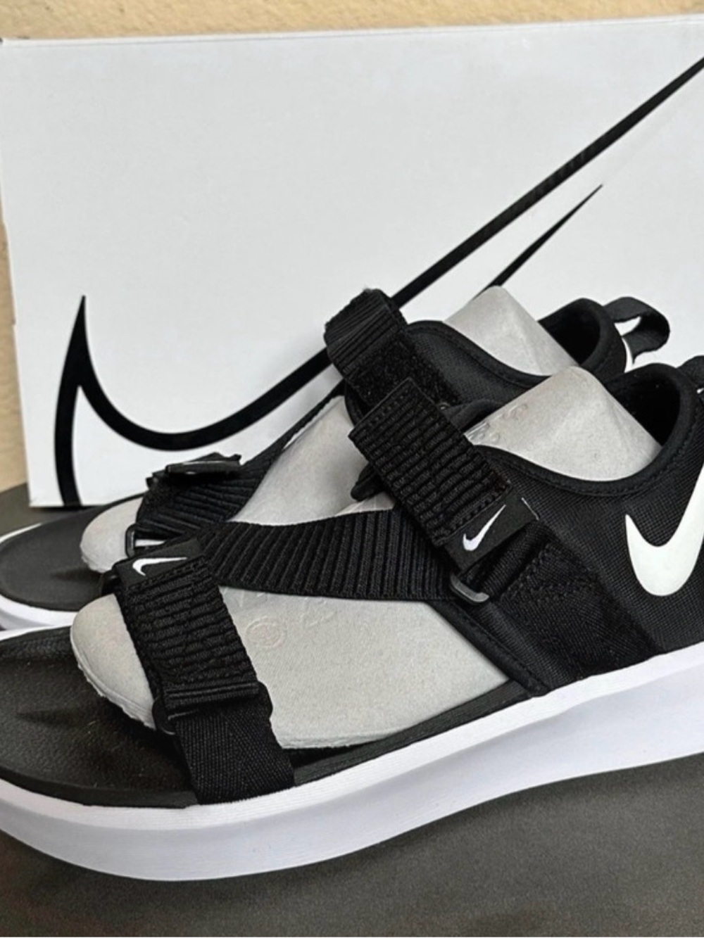 NEW Nike Women’s Vista Casual Sandals Size 8 Black Logo Swoosh Shoes - Picture 2 of 8